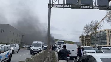 Pendik'te Kamyonette Yangın Paniği