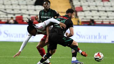 Antalyaspor-Konyaspor Maçında İlk Yarı Golsüz Geçti