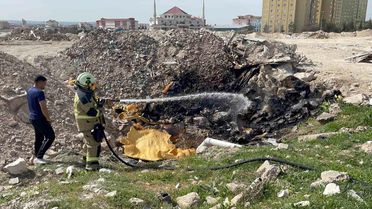 Tutuşan atık malzemeler itfaiye ekiplerince söndürüldü