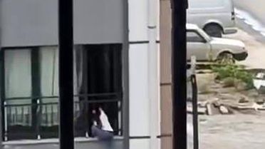Hatay'da Çocuk Korkuluktan Düşme Tehlikesi Geçirdi