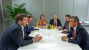 Özgür Özel İspanya'da Klingbeil ile Bir Araya Geldi