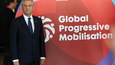 Özgür Özel'den Demokrasi Vurgusu