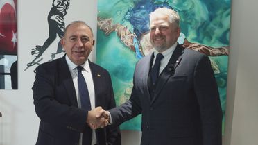 CHP'li Gürsel Tekin dünyada tanınmayan ülkenin cumhurbaşkanını ağırladı