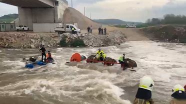 Bursa'da akıntıya kapılarak devrilen traktördeki 10 işçi vinçle kurtarıldı