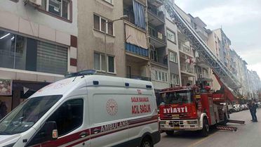 İtfaiyenin asansörlü merdivenine binmekten korkan genç, kırık ayağıyla merdivenlerden indi