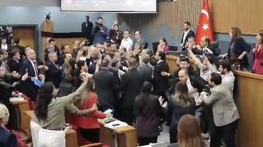 İzmir Büyükşehir Belediyesi Meclis Toplantısında arbede