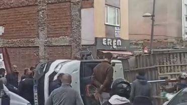 Kağıthane'de Kamyon Devrildi