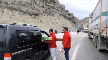 Hakkari-Van Yolunda Heyelan: Kızılay Kumanya Dağıttı