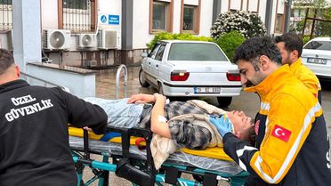 Adıyaman'da Otomobil Elektrik Direğine Çarptı: 3 Yaralı