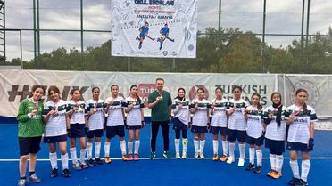 Vakıfbank Türkbirliği Ortaokulu Hokey Takımı Şampiyon