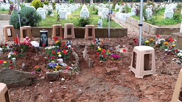 Yan yana toprağa verilen 4 öğrencinin mezarında yürek yakan not