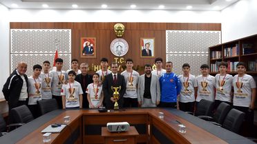 50. Yıl Ortaokulu Hentbolda Türkiye Şampiyonu Oldu