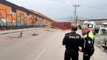 İskenderun'da Fırtına, Tırın Kontainerini Uçurdu