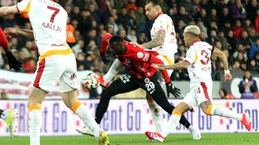 Galatasaray, Gençlerbirliği'ni 2-0 Önde Geçti
