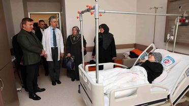 Vali Aydoğdu Hastaları Ziyaret Etti