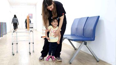 Ada Su'nun 2 yıl süren fizik tedaviyle ilk adımlarını atması yürekleri ısıttı