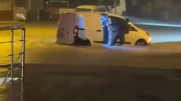 Adana'da Şiddetli Yağış: Minibüste Mahsur Kalan Çocuklar Kurtarıldı