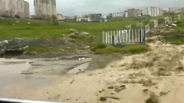 Çocukların sel sularında tehlikeli oyunu