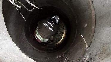 Antakya'da kuyuya düşen köpeği itfaiye kurtardı