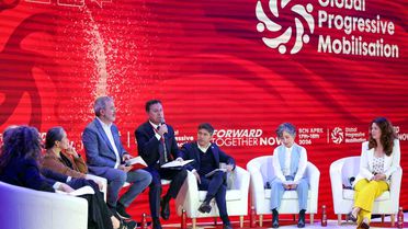 Başkan Aras Barselona'da yerel yönetimlerin önemini anlattı