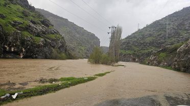 Hakkari'de Yol Taşkın Nedeniyle Kapandı