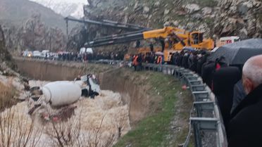 Bitlis’te beton mikseri dereye yuvarlandı: Kayıp şoför için seferberlik başlatıldı