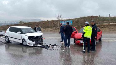 Elazığ'da Trafik Kazası: 3 Yaralı