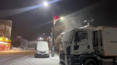 Karayazı'da Yoğun Kar Yağışı Devam Ediyor