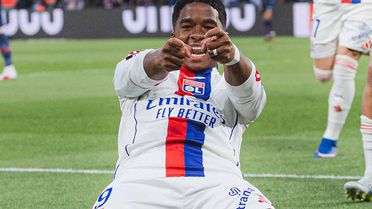 Lyon'dan PSG'ye şampiyonluk yolunda çelme