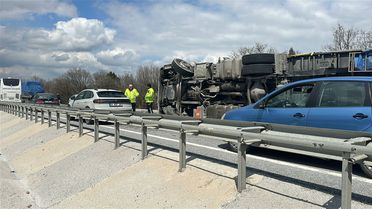 Kütahya'da TIR devrildi, patatesler yola saçıldı