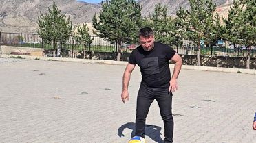 Okul Müdürü Öğrencileriyle Basket Attı