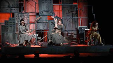 'Sen İstanbul'dan güzelsin' oyunu Manisalıları büyüledi