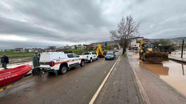Siirt'te gece yağışı sele dönüştü, ev ve iş yerlerini su bastı
