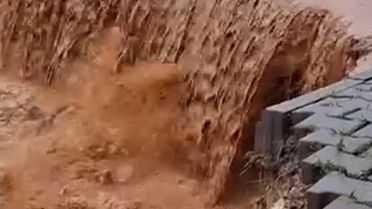 Siirt'te sağanak; Yollar çöktü, ev ve iş yerlerini su bastı