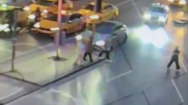 Bayılan sürücü direğe çarptı, direk yayayı ezdi! Yaşam savaşı veriyor