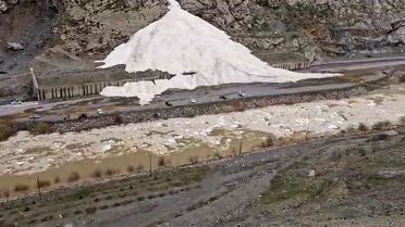 Hakkari'de Sümbül Dağı'ndan Çığ Düşüyor