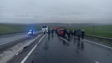 Kontrolden çıkan yolcu otobüsü 10 araca çarparak durabildi