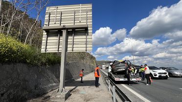 Kocaeli'de Otomobil Kaza Yaptı: Sürücü Yaralandı