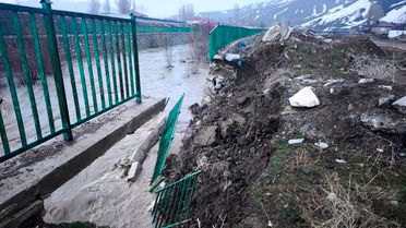 Yüksekova'da istinat duvarı çöktü