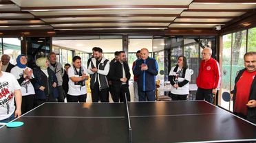 Başkan Özlü Kusursuz kafenin özel çalışanlarıyla masa tenisi oynadı