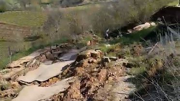 İnegöl'de Heyelan, Yol Kapandı