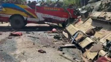 Cammu Keşmir'de yolcu otobüsünün uçuruma yuvarlandı: 21 ölü