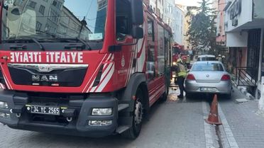 Esenyurt'ta Çatı Yangını İki Apartmana Sıçradı