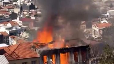 İzmir'de Metruk Binada Yangın