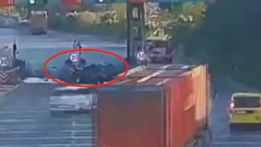 Genç doktorun aracı yanarken trafik umarsızca aktı