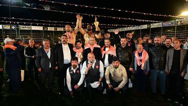 Kepez'de 12 yıl sonra er meydanı kuruldu: 984 pehlivan kıyasıya mücadele etti