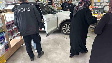 Kayseri'de Eczaneye Araç Girdi: 1 Yaralı