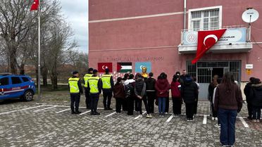 Okullarda öğrenciler Türk Bayrağı ile karşılandı