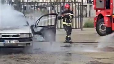 Osmaniye'de park halindeki otomobil alev alev yandı