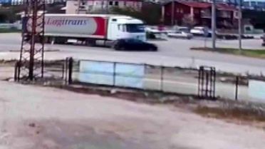 Amasya'da Tır, Otomobili Sürükledi